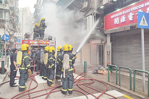 ◎ 渡船街一茶餐廳昨日疑因廚房煮食搶火引致火警。