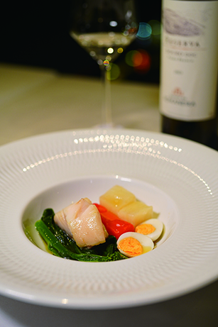 ◎ 聖誕鱈魚配時蔬與雞蛋。