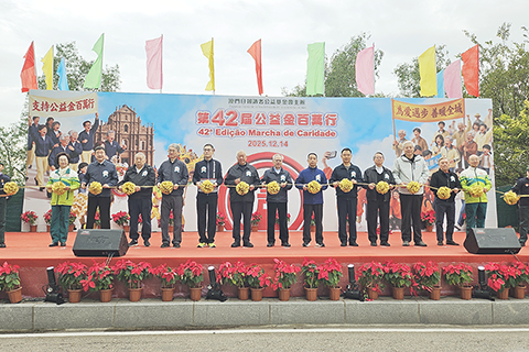 ◎ 岑浩輝等昨日主持百萬行起步儀式。