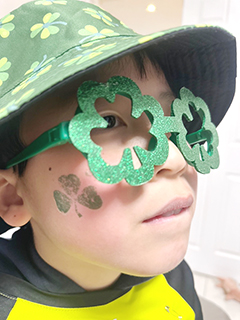 ◎ 把三葉草畫臉上