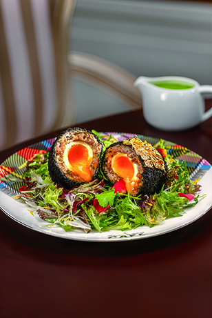 ◎ Vivienne Westwood Café呈獻黑色蘇格蘭炸蛋。