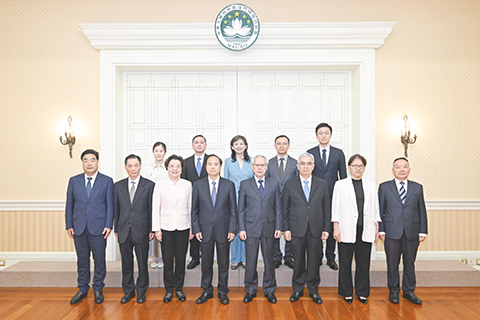 ◎ 行政長官岑浩輝與全國政協常委、港澳台僑委員會主任劉賜貴會面。