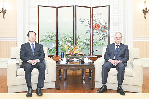 ◎ 行政長官岑浩輝與全國政協常委、港澳台僑委員會主任劉賜貴一行合影。